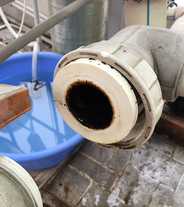 Đường ống nước lâu ngày có nhiều cặn bẩn