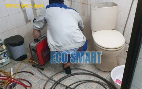 Dịch vụ thông tắc bồn cầu, đường ống bằng máy lò xo