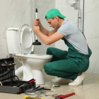 Thông tắc bồn cầu đơn giản tại nhà